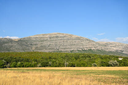 Polje, šuma i planina. Planina Dinara, Hrvatska.