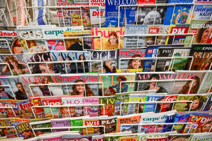 Austrijske/njemačke novine. Časopisi na kiosku. Novine. Sedmični i mjesečni magazini na štandu.