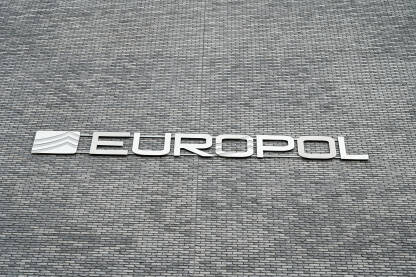 Sjedište Europola. Znak EUROPOL Hag, Nizozemska: Sjedište Europola. Znak EUROPOL na zidu. Fasada zgrade europola u Den Haagu, Holandija. Agencija Evropske unije za saradnju u provođenju zakona