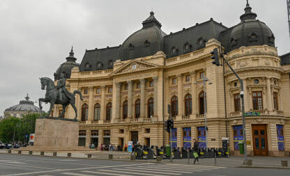 Zgrada glavne univerzitetske bibioteke u Bukureštu. Spomenik kralju Carolu I.