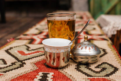 Kafa u tradicionalnom fildžanu Kafa u tradicionalnom fildžanu i domaći sok servirani u restoranu. Turizam i putovanje u BiH.