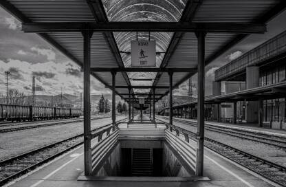 Zeljeznicka stanica u Banjoj Luci, crno bijela fotografija. Željeznički peroni. Vagoni i šine.