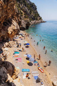 Plaža Pasjača, Dubrovnik, HR Pasjača je jedna od najpopularnijih plaža u Hrvatskoj. Nalazi se u blizini Duborvnika. Sama plaža je jako skrivena, do nje vodi jako strm put koji je usječen u stijenu.