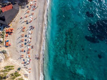 Pješčana plaža i more ljeti Pješčana plaža i more ljeti, snimak dronom. Ležaljke i suncobrani.