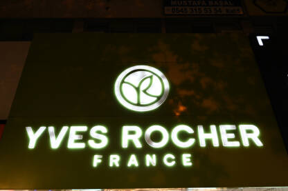 Yves Rocher logo iznad trgovine. Yves Rocher logo iznad trgovine.