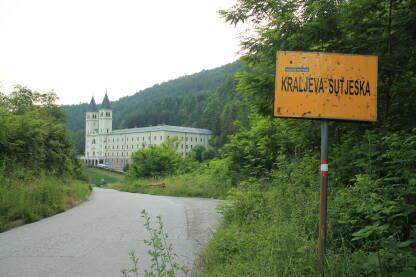 Kraljeva Sutjeska, Manastir Kraljeva Sutjeska, Samostan i Crkva Sv. Ivana Krstitelja, slikano juni 2023