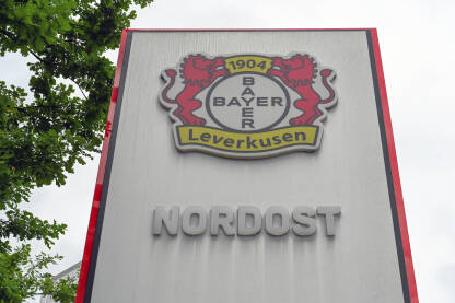 Bayer Leverkusen, njemački profesionalni fudbalski klub. Tabla sa natpisom Bayer Leverkusen, njemački profesionalni fudbalski klub. Bayer Leverkusen nastupa u Bundesligi. Logo nogometnog kluba.
