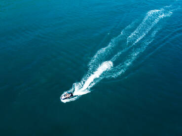 Turisti se voze na vodenom skuteru, snimak dronom.  Ljudi se zabavljaju na moru. Vodeni skuter na moru.