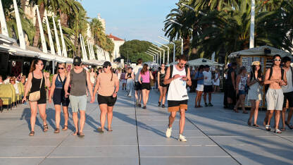 Grupa turista na rivi u Splitu.