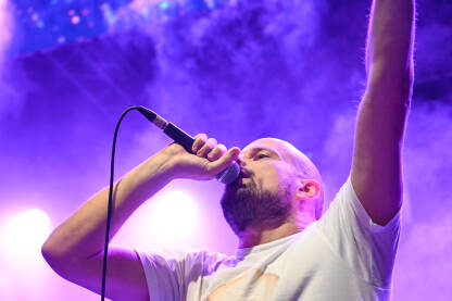 Vojko V. Muzičar Vojko Vrućina na bini tokom nastupa. Vojko V je reper, tekstopisac i skladatelj iz Splita. Mostar summer fest
