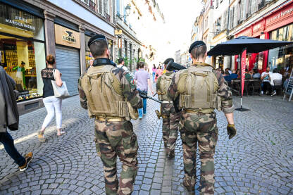Strazbur, Francuska: Vojnici u uniformi i sa puškama patroliraju gradom. Strazbur, Francuska: Vojnici u uniformi i sa puškama patroliraju gradom.