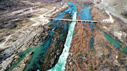 Bunski kanali Bunski kanali su prirodni fenomen na rijeci Neretvi. Nalaze se kod Bune, južno od Mostara uz magistralnu cestu M-17 Mostar - Čapljina