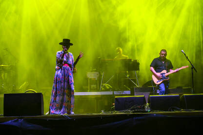 Skye Edwards, pjevačica benda Morcheeba Skye Edwards, pjevačica britanskog benda Morcheeba na festivalu. Shirley Klaris Yonavieve Edwards pjeva na bini.