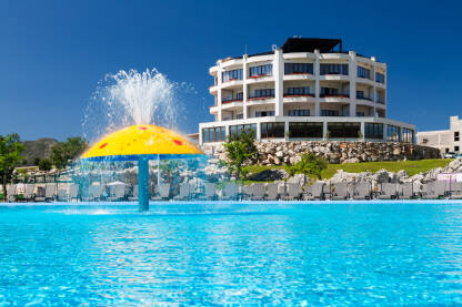 U Gradu Sunca nalazi se najveći aqua park na Balkanu, luksuzni hotel, sportsko-rekreativni objekat,  wellness i spa centar, etno selo, igraonica, apartmansko naselje, auto-kamp...