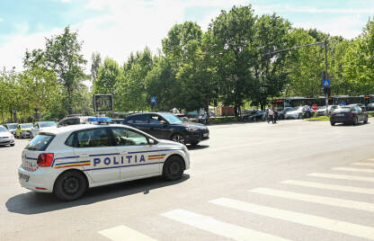 Rumunska policija na ulici. Policijska patrola u Bukureštu. Policija u Rumuniji.