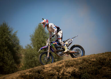 Motocross utrka Vozač cross motora tokom trke. Motocross trka. Takmičenje u vožnji cross motora.