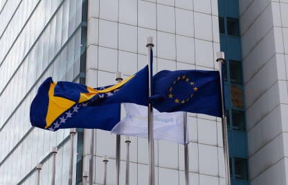 Zastava Bosne i Hercegovine i zastava Evropske unije Zastava Bosne i Hercegovine , zastava Evropske unije na jarbolu ispred BiH Parlamenta.