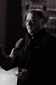 Pjevač Halid Bešlić daje intervu Halid Bešlić pred koncert u Zenici daje intervju TV-ekipi, crno-bijela fotografija