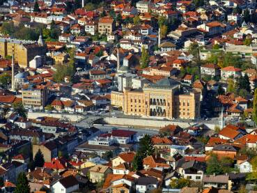 Pogled na Sarajevo sa Trebevića. Sarajevska Vijećnica