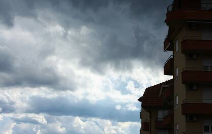 Lose vreme sa tmurnim oblacima Zgrade sa strane i oblacno vreme, pejzaz