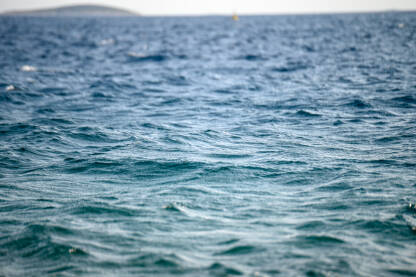 Krupni plan mreškajuće vode. Plava morska površina ljeti.