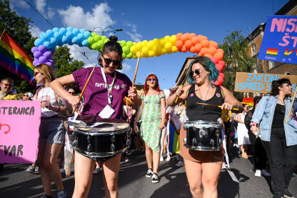 Povorka ponosa, Sarajevo. LGBTIQ Pride. Povorka ponosa, Sarajevo, Bosna i Hercegovina. LGBTIQ Pride. Protest. Borba za LGBTI prava. Građanke i građani šetaju ulicom sa transparentima i zastavama. Ljudska prava.