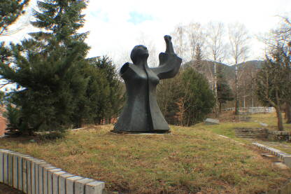 Spomenik ženi borcu, Vraca Bronzani spomenik ženi borcu u memorijalnom kopleksu Vraca, Sarajevo. Spomenik je preživio rat, ali su 2003. pokušali da ga isjeku u staro gvožđe. Otada joj nedostaje ruka.