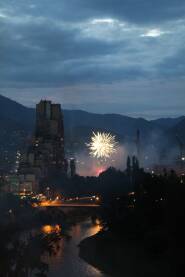 Zenica, Bosna i Hercegovina, pogled na lamelu i Bilino polje sa vatrometom.