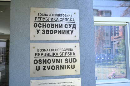 Osnovni sud u Zvorniku Osnovni sud u Zvorniku. Tabla sa natpisom.