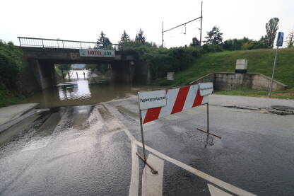 Poplavljen podvožnjak Buća Potok Fotografije poplavljenog podvožnjaka/potputnjaka u naselju Buća Potok u Sarajevu. Podvožnjak koji spaja naselje Buća Potok sa Otokom u Sarajevu poplavi kod svake jače kiše.