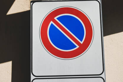 Znak zabranjeno parkiranje. Zabranjeno parkiranje. Saobraćajni znaka na ulici.