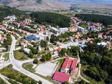 Bosansko Grahovo Bosansko Grahovo, Bosna i Hercegovina. Snimak dronom na zgrade i kuće u centru grada.