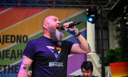 Srđan Gino Jevđević, pjevač grupe Kultur Shock Muzičar Srđan Gino Jevđević, pjevač grupe Kultur Shock pjeva na bini tokom Bh. Povorke ponosa 2023.
