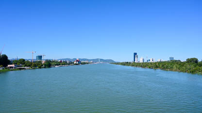 Rijeka Dunav u Beču, Austrija. Rijeka Dunav u Beču, Austrija. Zgrade u pozadini.