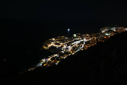 Dubrovnik, Hrvatska, panorama. Gradske zidine i kule starog grada. Panoramski pogled na historijski grad na Jadranskom moru noću. UNESCO-va svjetska baština. Popularna turistička destinacija.