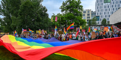 Bh povorka ponosa 2023 Ogromna dugina zastava i ljudi koji nose zastave i transparente na Povorci ponosa u Sarajevu, 24. jun 2023. Protest za prava LGBTIQ zajednice.