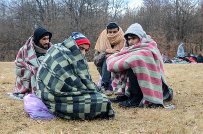 AK1_5701 Grupa migranata sa dekama na livadi. Balkanska migrantska ruta. Izbjeglice u Bosni i Hercegovini žive u vrlo lošim uslovima.