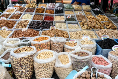 AK1_2443-2 Suho voće i orašasti plodovi na pijaci. Lješnjaci, hurme, orasi, grožđice, suho voće i ostala hrana na štandu. Bazaar. Trgovina hrane.