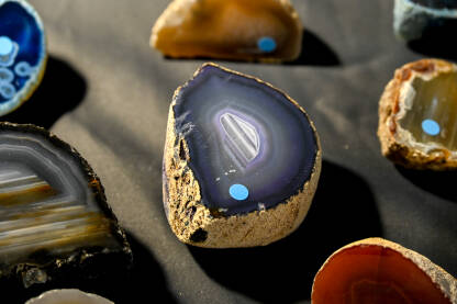 Ahat. Kristali i minerali izloženi na sajmu. Krupni plan kristala.