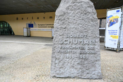 Brisel, Belgija. Spomenik Robertu Schumanu ispred zgrade Berlaymont, sjedišta Evropske komisije. Institucije EU.