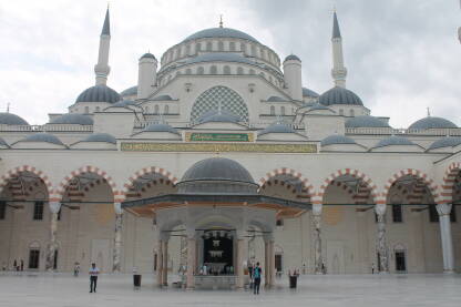 Čamlidža (Camlica) džamija Čamlidža džamija u Istanbulu. Najveća džamija u Turskoj