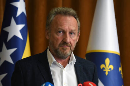 Bakir Izetbegović Bakir Izetbegović, bošnjački bosanskohercegovački političar i član Predsjedništva BiH od 2010., predsjednik SDA od 2015.