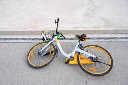 Rent-a-bike ostavljen na ulici. Rent-a-bike ostavljen na ulici. Nekulturno ponašanje.