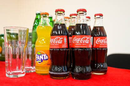 Boce pića Coca cola i Fanta na stolu u restoranu. Boce pića Coca cola i Fanta na stolu u restoranu. Hladna osvježavajuća pića. Marka pića.
