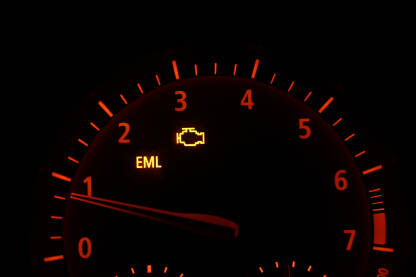 Pokazivač broja okretaja Brzinomjer. Pokazivač broja okretaja u minuti u automobilu. Provjerite motor.