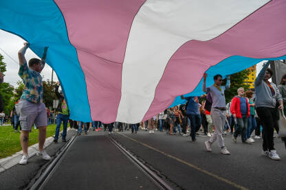 Velika trans zastava Ljudi nose veliku trans zastavu na Bh. povorci ponosa, 24. juna 2023. Protest za prava LGBTIQ zajednice u Bosni i Hercegovini.