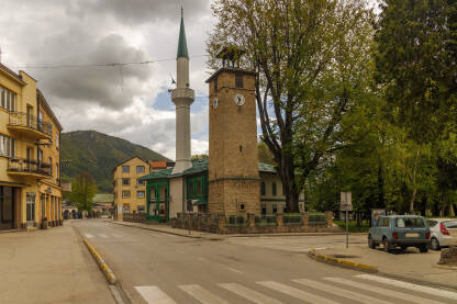 Hadzi Alibegova dzamija i sahat kula Hadzi Alibegova dzamija i sahat kula u centru travnika