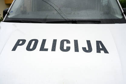 Policijski auto na ulici u BiH Policijski auto na ulici u BiH. Policijsko patrolno vozilo parkirano na ulici.