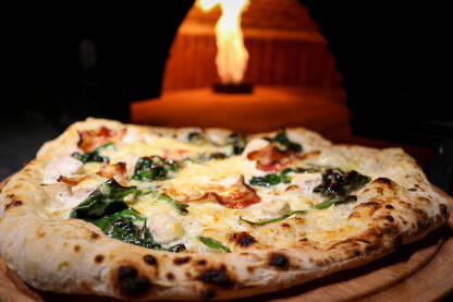 Pica u pizza peći Pica u pizza peći