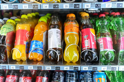 Samouslužni aparat za piće i grickalice. Automat. Samouslužni aparat za piće i grickalice. Automat za hladne napitke i grickalice na javnom mjestu.